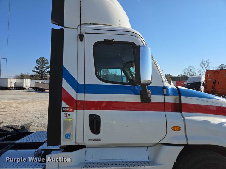 image for item YA1712 2017 Freightliner Cascadia semi truck