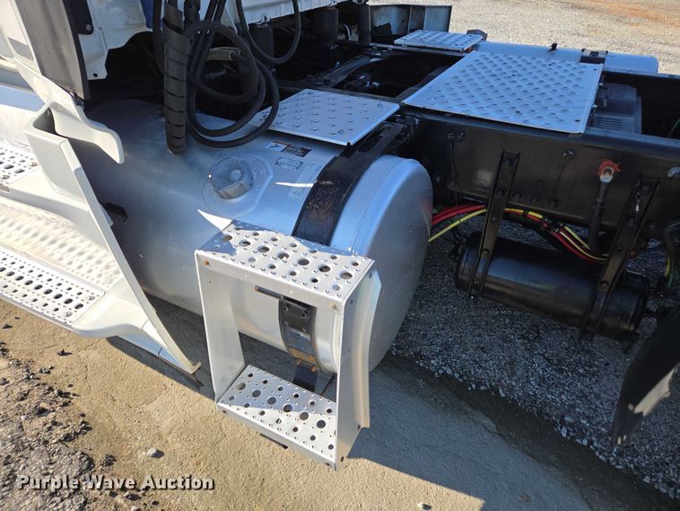 image for item YA1712 2017 Freightliner Cascadia semi truck