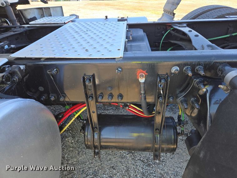 image for item YA1712 2017 Freightliner Cascadia semi truck