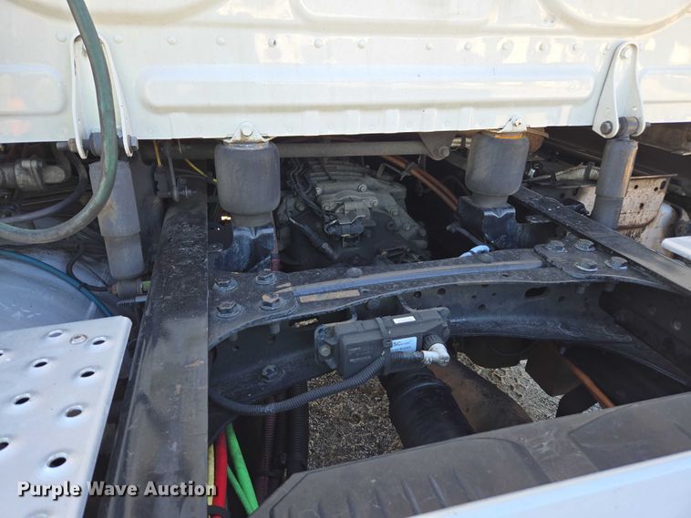 image for item YA1712 2017 Freightliner Cascadia semi truck