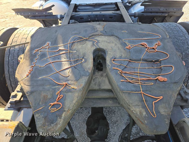 image for item YA1712 2017 Freightliner Cascadia semi truck