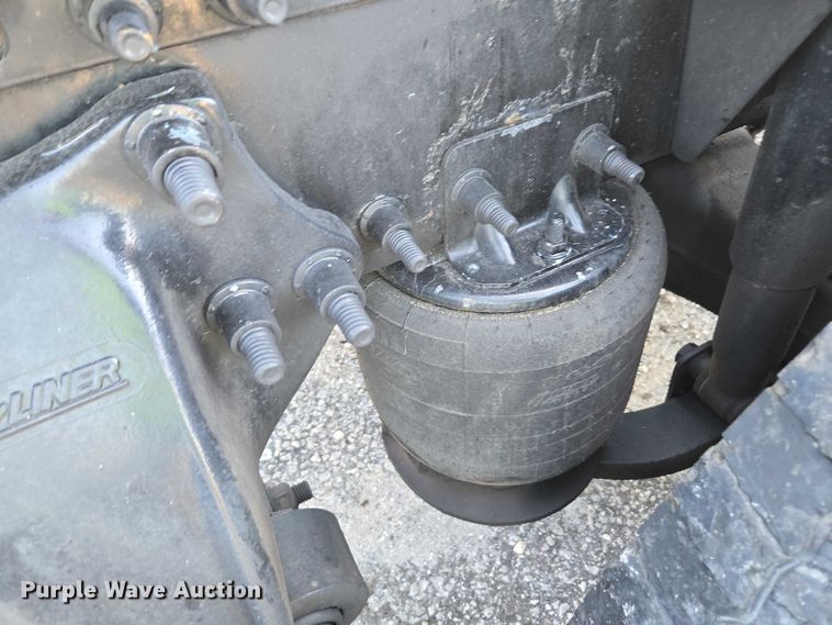 image for item YA1712 2017 Freightliner Cascadia semi truck