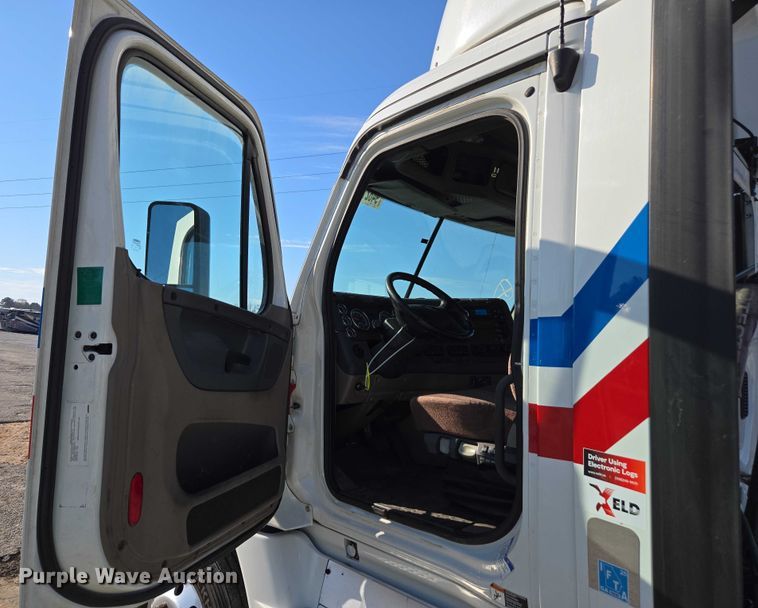 image for item YA1712 2017 Freightliner Cascadia semi truck