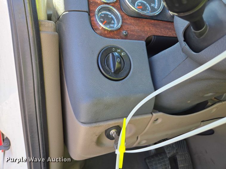 image for item YA1712 2017 Freightliner Cascadia semi truck