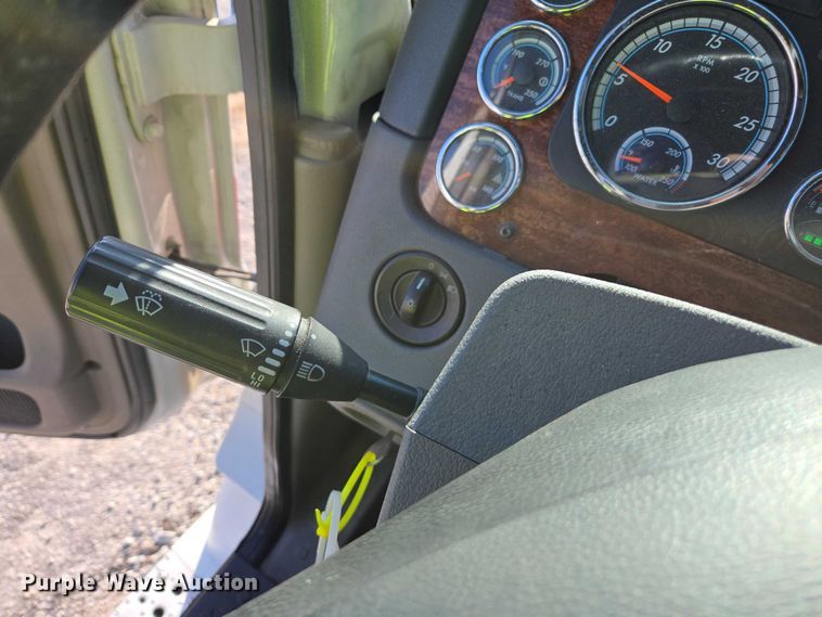 image for item YA1712 2017 Freightliner Cascadia semi truck