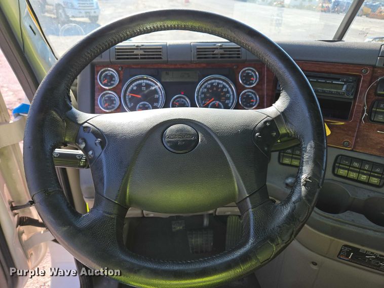 image for item YA1712 2017 Freightliner Cascadia semi truck