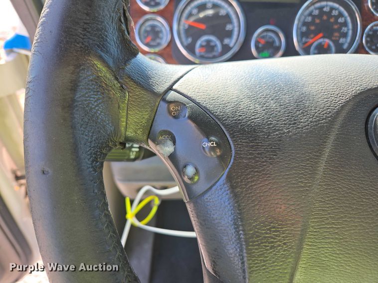 image for item YA1712 2017 Freightliner Cascadia semi truck