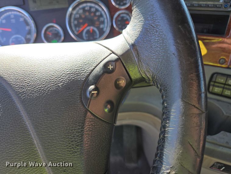 image for item YA1712 2017 Freightliner Cascadia semi truck