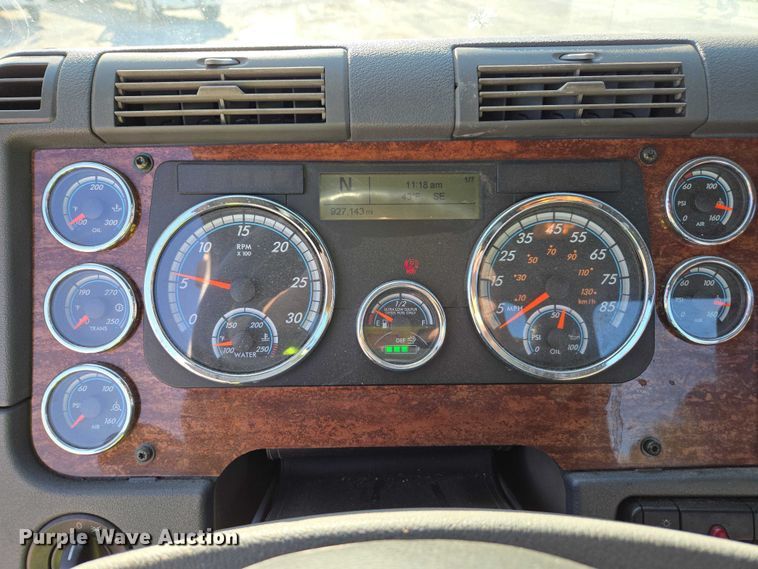 image for item YA1712 2017 Freightliner Cascadia semi truck