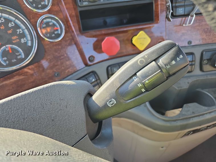 image for item YA1712 2017 Freightliner Cascadia semi truck