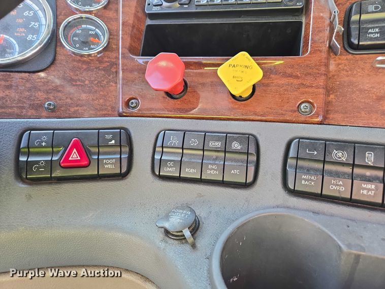 image for item YA1712 2017 Freightliner Cascadia semi truck