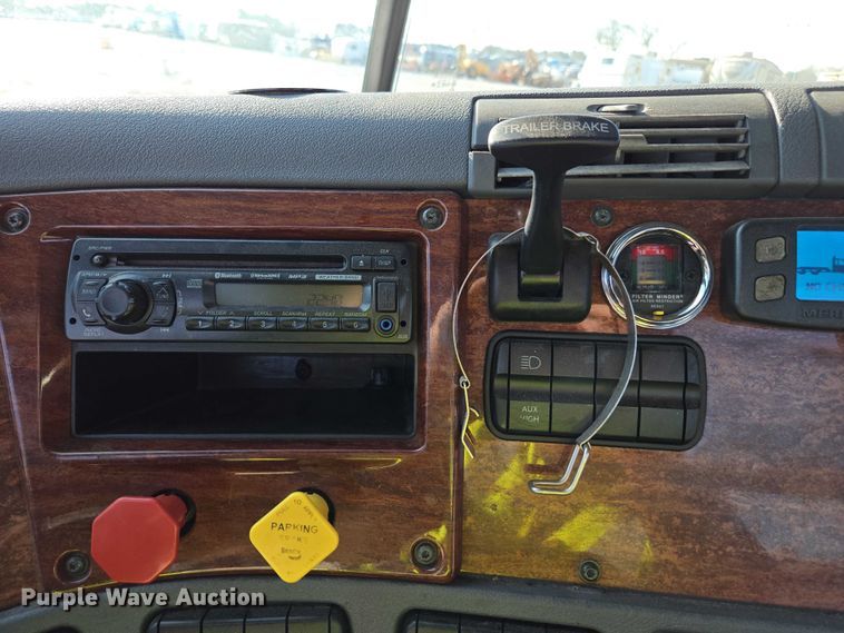 image for item YA1712 2017 Freightliner Cascadia semi truck