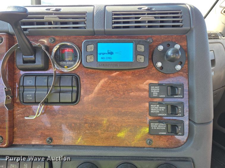 image for item YA1712 2017 Freightliner Cascadia semi truck