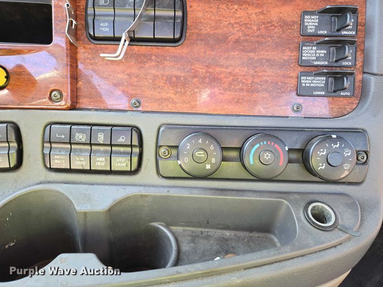 image for item YA1712 2017 Freightliner Cascadia semi truck