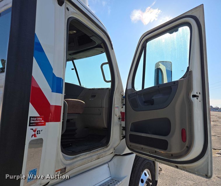 image for item YA1712 2017 Freightliner Cascadia semi truck