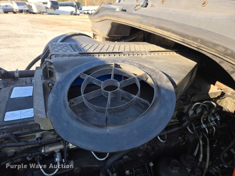 image for item YA1712 2017 Freightliner Cascadia semi truck