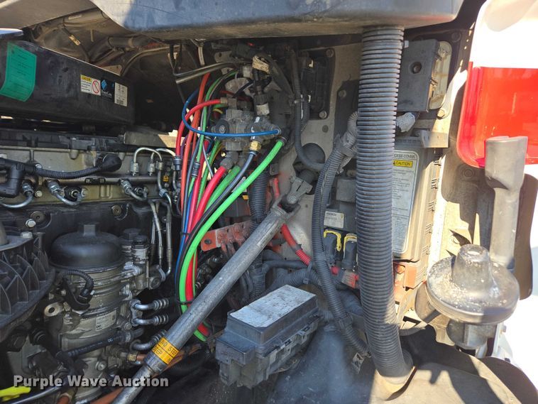 image for item YA1712 2017 Freightliner Cascadia semi truck