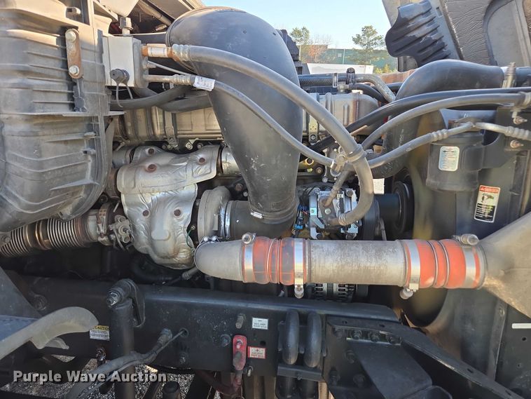 image for item YA1712 2017 Freightliner Cascadia semi truck