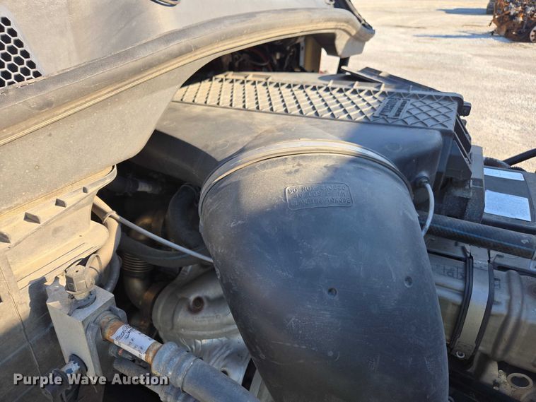 image for item YA1712 2017 Freightliner Cascadia semi truck