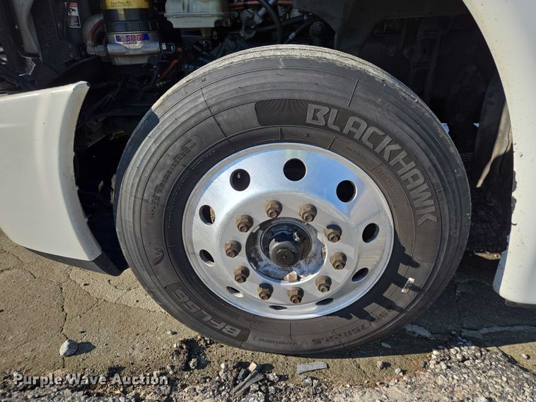 image for item YA1712 2017 Freightliner Cascadia semi truck