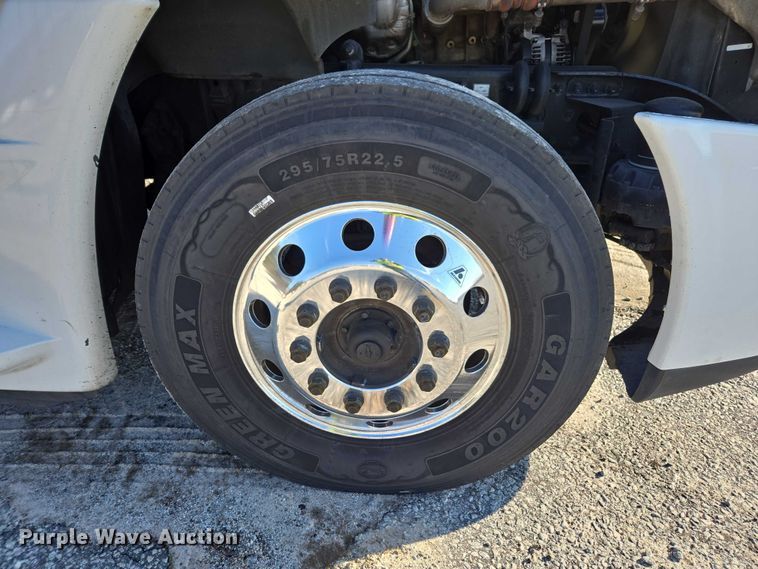 image for item YA1712 2017 Freightliner Cascadia semi truck