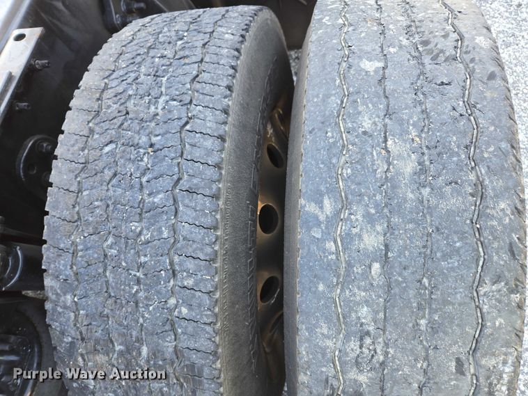 image for item YA1712 2017 Freightliner Cascadia semi truck