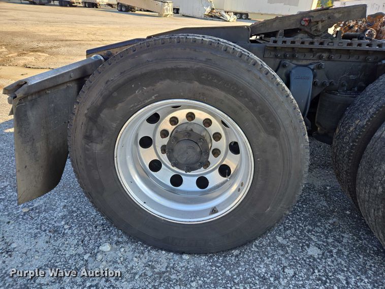 image for item YA1712 2017 Freightliner Cascadia semi truck