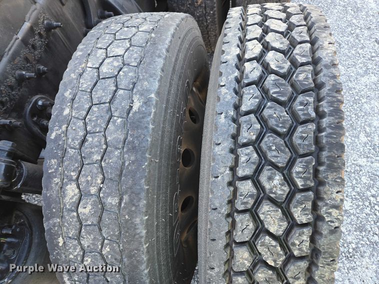 image for item YA1712 2017 Freightliner Cascadia semi truck