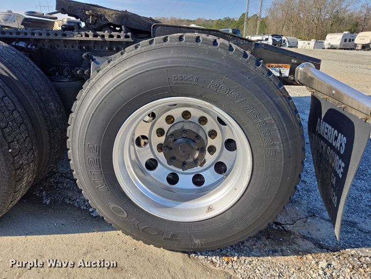 image for item YA1712 2017 Freightliner Cascadia semi truck