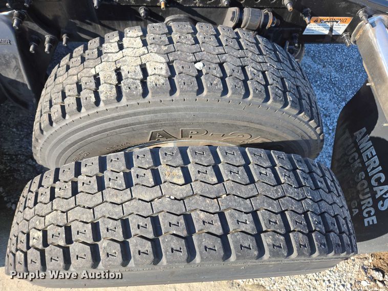 image for item YA1712 2017 Freightliner Cascadia semi truck