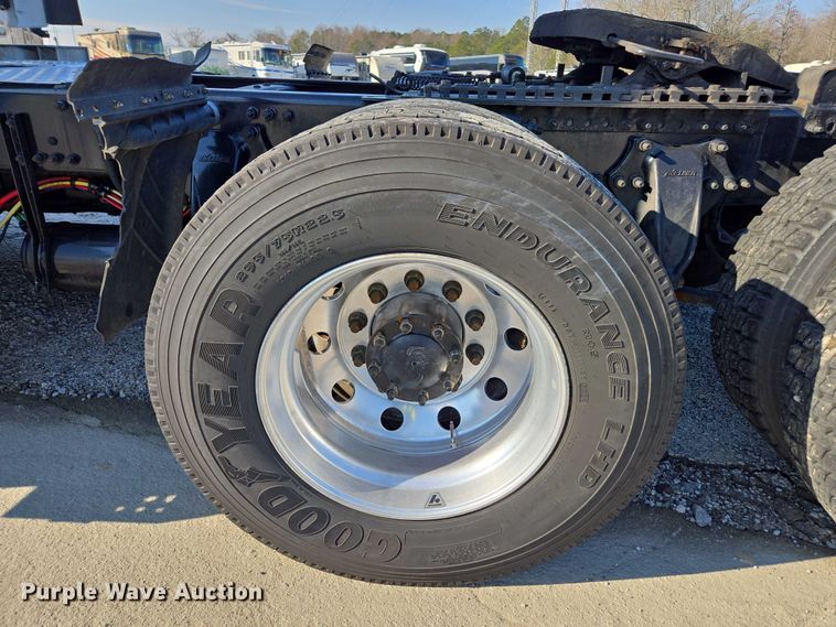 image for item YA1712 2017 Freightliner Cascadia semi truck