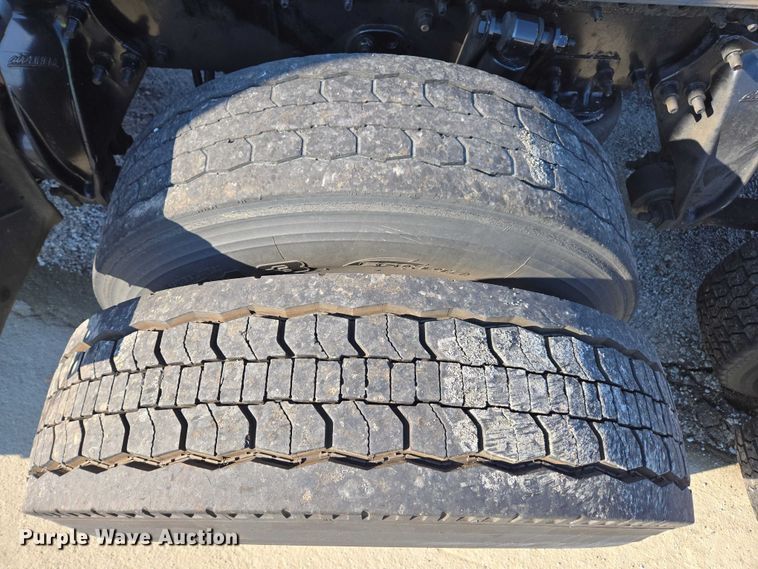 image for item YA1712 2017 Freightliner Cascadia semi truck