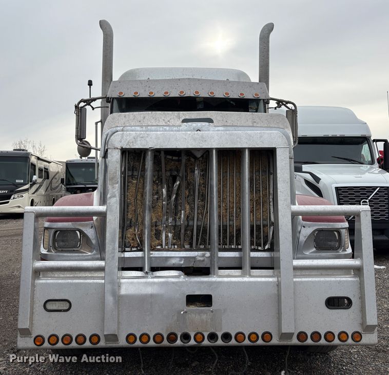 image for item YA1744 2005 International 9900i semi truck