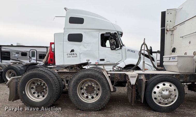 image for item YA1744 2005 International 9900i semi truck