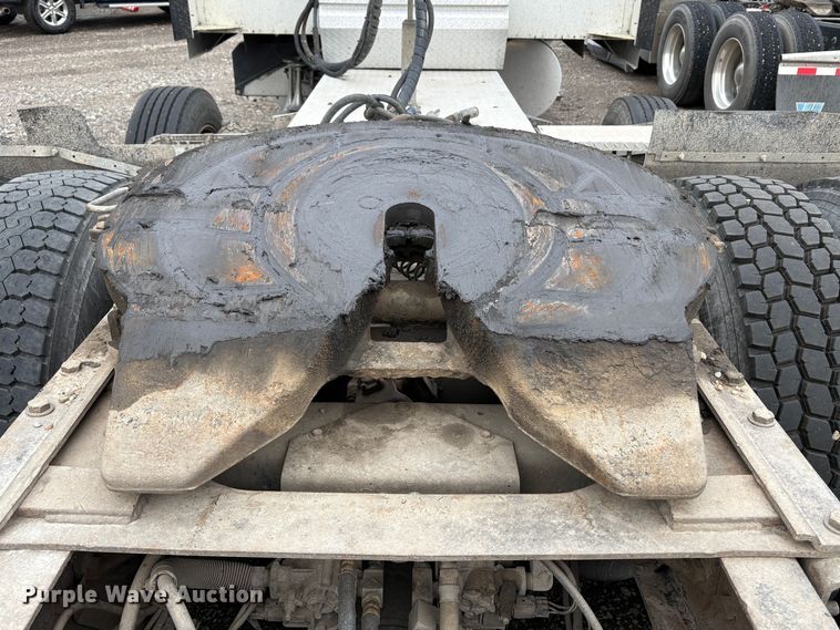 image for item YA1744 2005 International 9900i semi truck