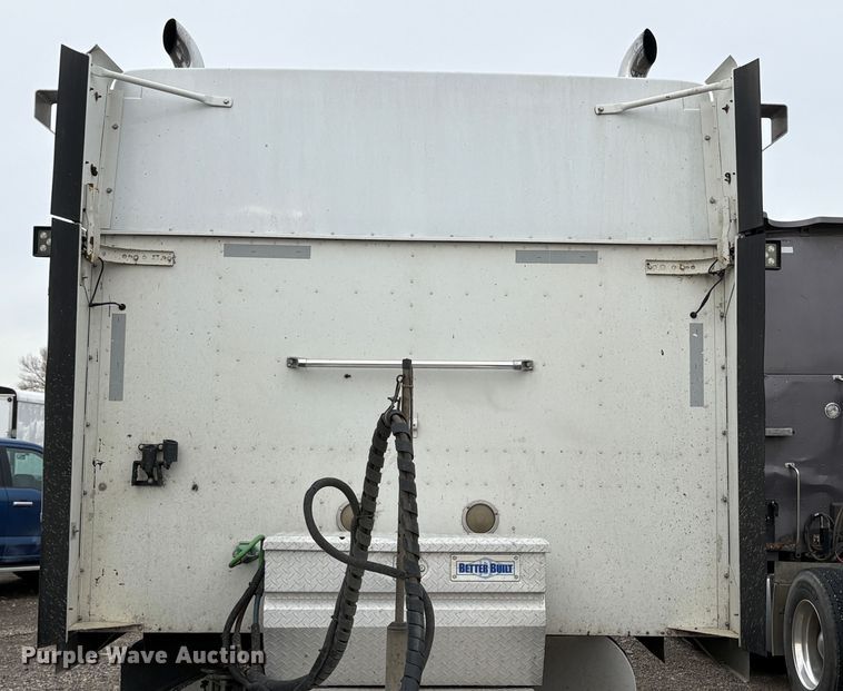 image for item YA1744 2005 International 9900i semi truck