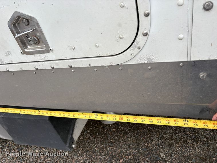 image for item YA1744 2005 International 9900i semi truck