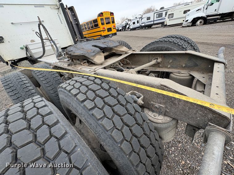 image for item YA1744 2005 International 9900i semi truck