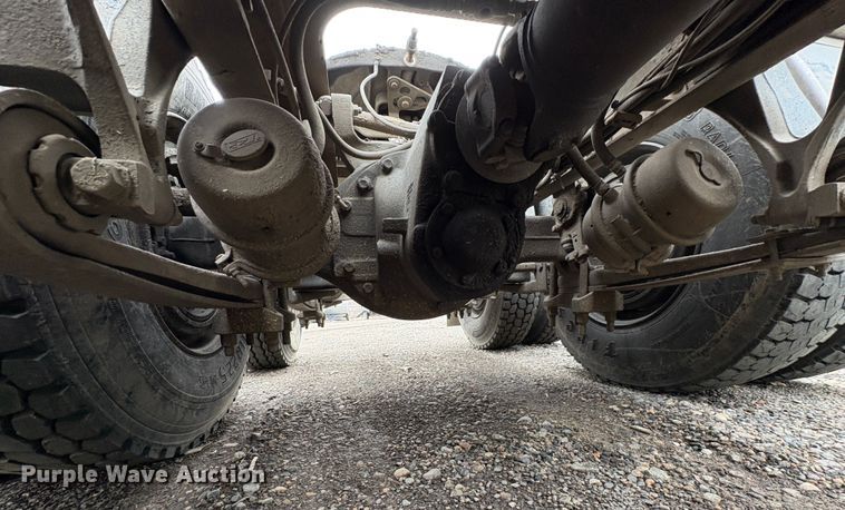 image for item YA1744 2005 International 9900i semi truck