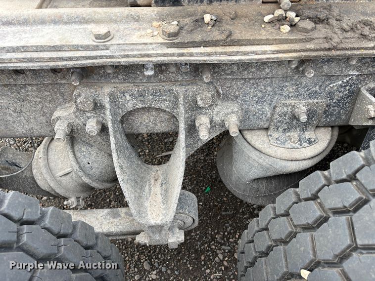 image for item YA1744 2005 International 9900i semi truck