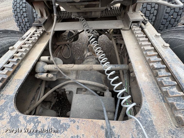 image for item YA1744 2005 International 9900i semi truck