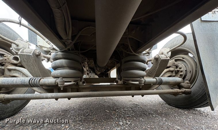 image for item YA1744 2005 International 9900i semi truck