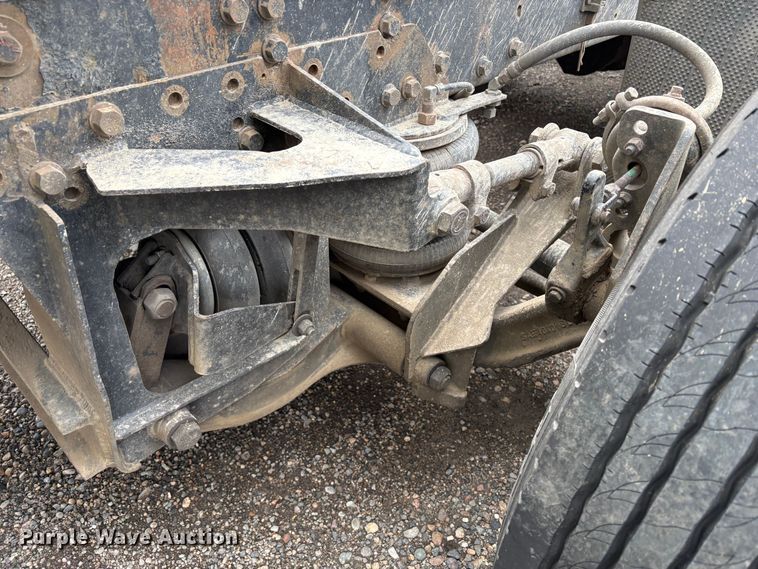 image for item YA1744 2005 International 9900i semi truck