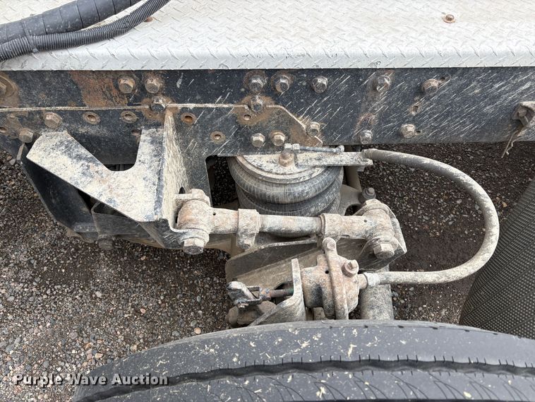 image for item YA1744 2005 International 9900i semi truck