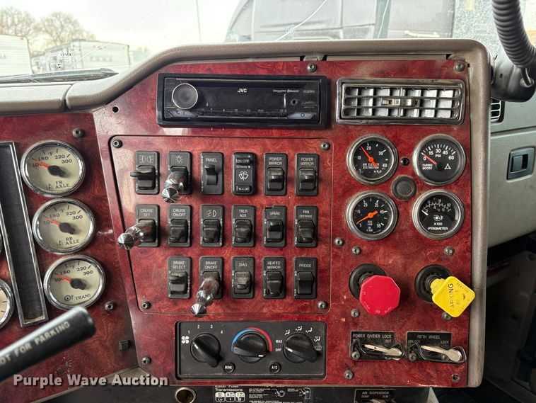 image for item YA1744 2005 International 9900i semi truck