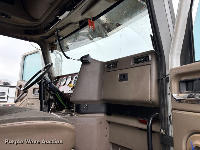 image for item YA1744 2005 International 9900i semi truck