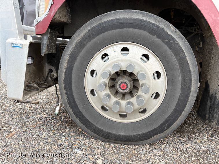 image for item YA1744 2005 International 9900i semi truck