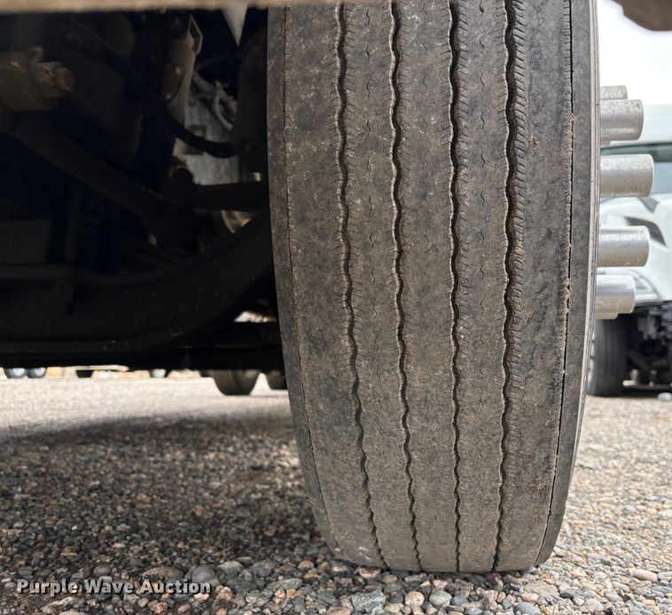 image for item YA1744 2005 International 9900i semi truck