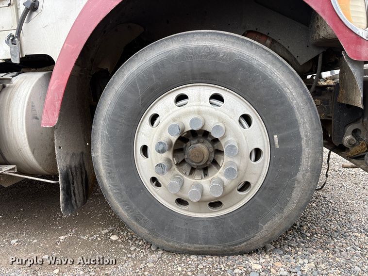 image for item YA1744 2005 International 9900i semi truck