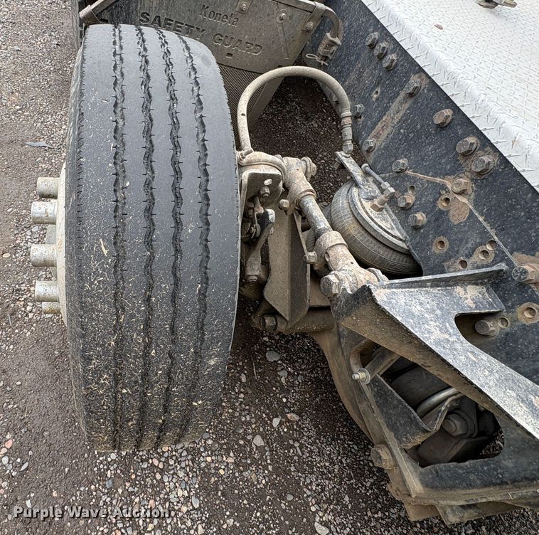 image for item YA1744 2005 International 9900i semi truck